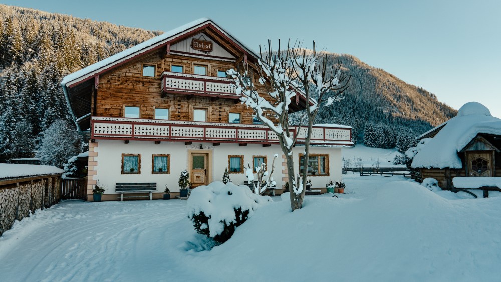 Een chalet van Chalet Beyond in de sneeuw.